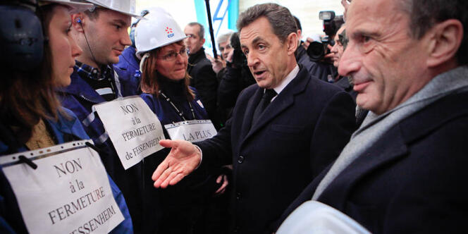 Nicolas Sarkozy avec les ouvriers de la centrale de Fessenheim (Haut-Rhin), jeudi 9 février.