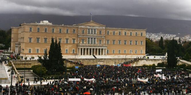 Des manifestants tentent d'entrer dans le Parlement à Athènes, le 7 février, pour protester contre la nouvelle cure d'austérité.