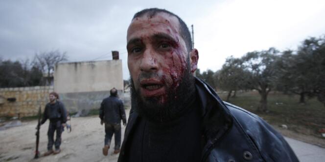 Un membre de l'Armée syrienne libre blessé lors de combats à Idlib, le 8 février.