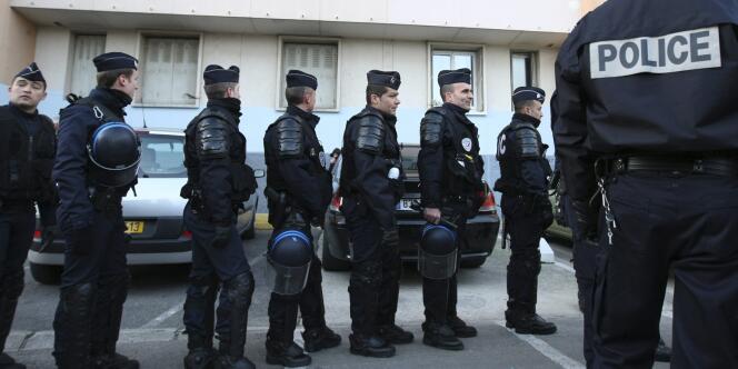 Lors de perquisitions effectuées mardi 7 février 2012 à Marseille et à Aix-en-Provence, les policiers ont mis la main sur près de 200 000 euros en liquide et ont saisi une dizaine d'armes.