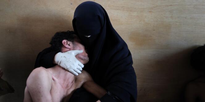 Le photographe espagnol Samuel Aranda remporte le World Press Photo 2011 pour sa photographie prise au Yémen d'une femme entièrement voilée tenant délicatement dans ses bras un de ses proches blessés. La photo a été prise dans une mosquée de Sanaa transformée en hôpital de campagne lors du soulèvement populaire contre l'ancien président Ali Abdallah Saleh.