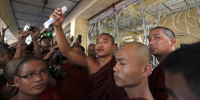 Shin Gambira (bras tendu), le 19 janvier 2012, au monastère de Shwenyawar, à Rangoun.