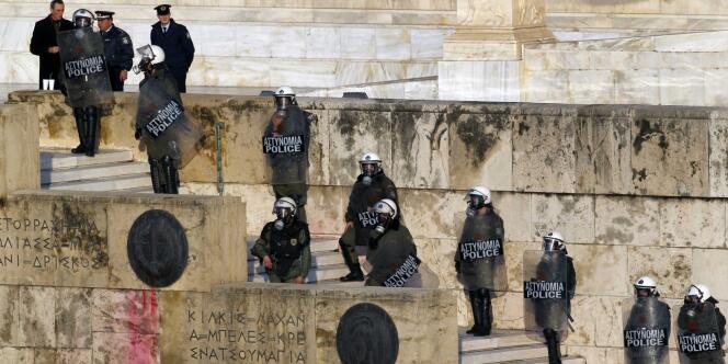 La police anti-émeute prend place devant le Parlement grec, le 12 février.