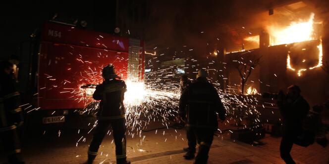 L'adoption d'un nouveau plan de rigueur a provoqué de violentes manifestions, dimanche soir dans le centre d'Athènes.