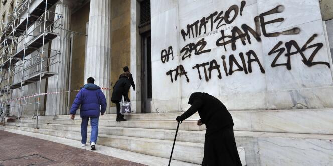 Le conseil des ministres grec doit décider de la provenance des 325 millions d'euros d'économies supplémentaires pour 2012 votées au Parlement.
