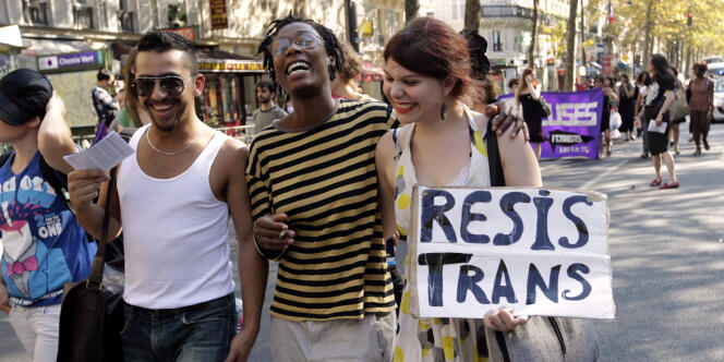 Les personnes trans protestent notamment contre la pathologisation et la psychiatrisation de leur communauté.