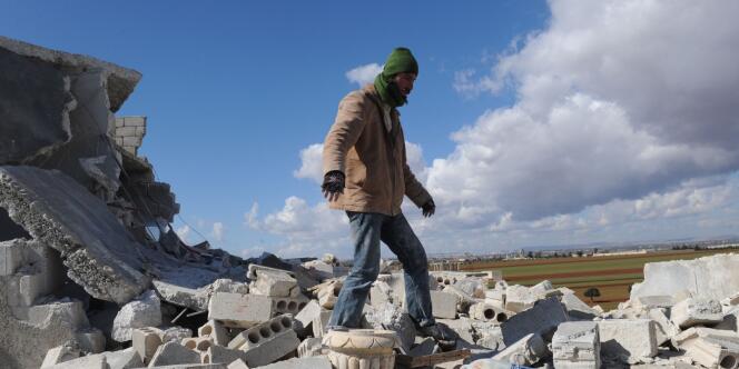 Sur les ruines d'une maison située dans la ville d'Idlib, dans le nord de la Syrie, le 16 février.