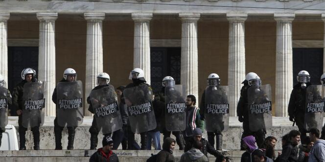 Policiers grecs devant le Parlement, le 17 février 2012.