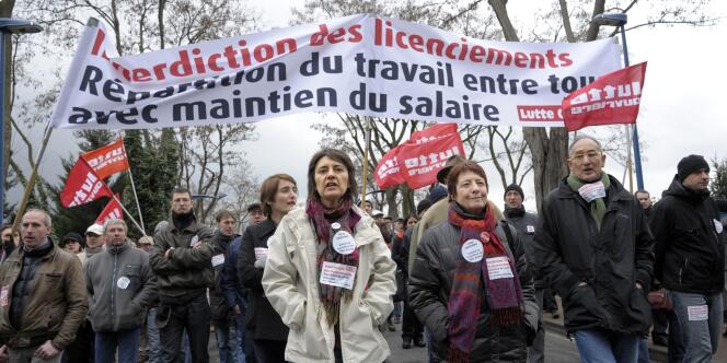 Nathalie Arthaud, ex-candidate à la présidentielle pour le parti Lutte ouvrière, s'était jointe à la manifestation des ouvriers de l'usine PSA d'Aulnay-sous-bois, le 18 février 2012. 