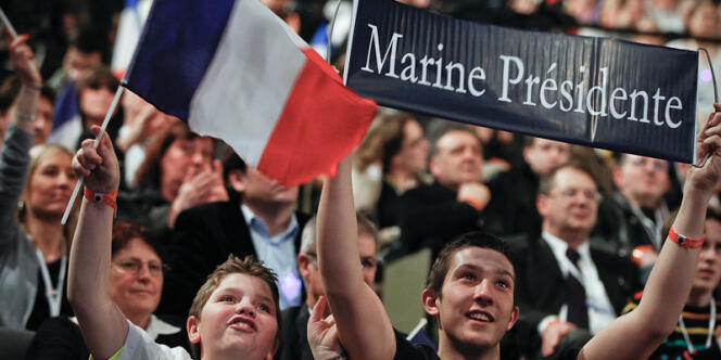 De jeunes partisans de Marine Le Pen, le 19 février à Lille.