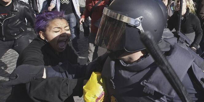 A Valence, une manifestation contre des coupes dans le budget de l'éducation ont donné lieu à des affrontements entre manifestants et forces de l'ordre.
