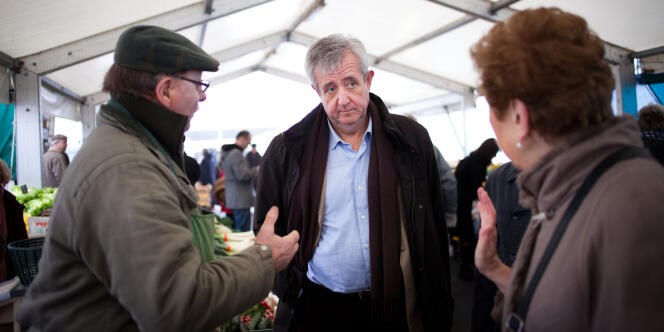Charles-Eric Lemaignen, candidat UMP aux législatives dans le département du Loiret, samedi 18 février, sur un marché d'Orléans.