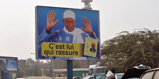 Affiche du président Wade dans les rues de Dakar, le 9 février 2012.