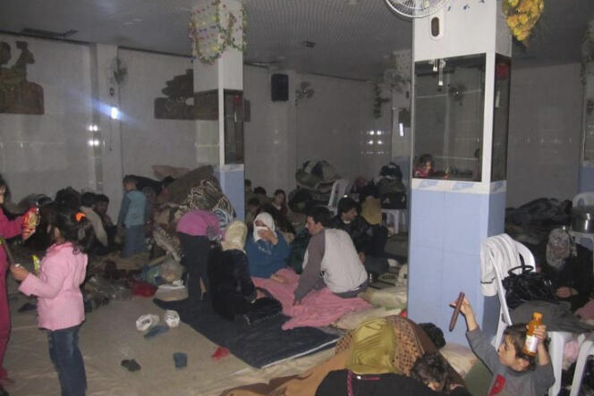 Des résidents du quartier de Baba Amro à Homs réfugiés dans un abri, en février 2012. L'ONU dénonce une dégradation de la situation humanitaire en Syrie.