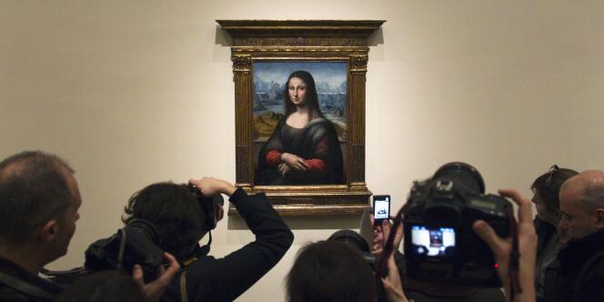 Des visiteurs photographient au musée du Prado, à Madrid, une copie de la Joconde de Léonard de Vinci présentée comme 