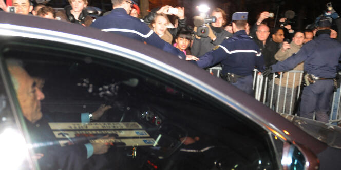 Dominique Strauss-Kahn quitte libre, mercredi 22 février, la caserne de gendarmerie de Lille où il a été entendu par les policiers.
