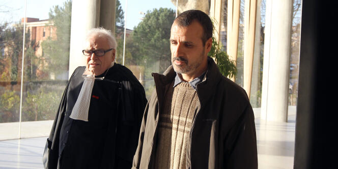 La famille d'Hakim Ajimi, qui se battait depuis quatre ans pour la tenue d'un procès, n'avait pas caché son désarroi devant l'absence de réquisitions de prison ferme. Ici, le père de M. Ajimi, Boubakar, au Palais de justice de Grasse, le 17 janvier.