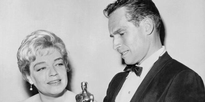 Simone Signoret et Charlton Heston avec leurs oscars de meilleure actrice et meilleur acteur en 1960.