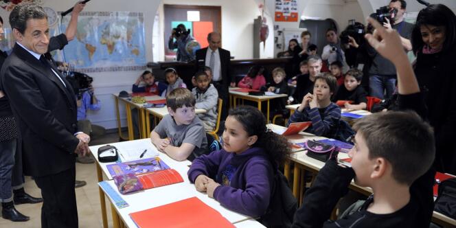 Nicolas Sarkozy en visite dans une école de Montpellier, le 28 février.