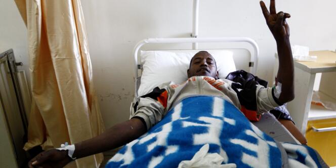 Un homme blessé à Koufra, est soigné à Tripoli, le 24 février 2012.