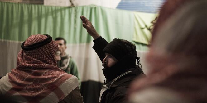Lors d'une réunion d'opposants au régime à Qusayr, à 15 km d'Homs, le 27 février.