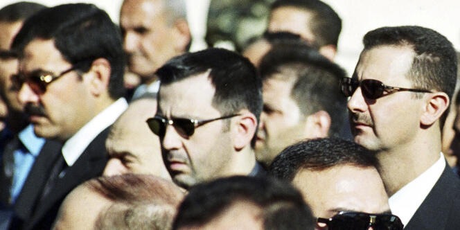Maher Al-Assad (au centre de la photo), le frère de Bachar Al-Assad, le 13 juin 2000, à Damas.