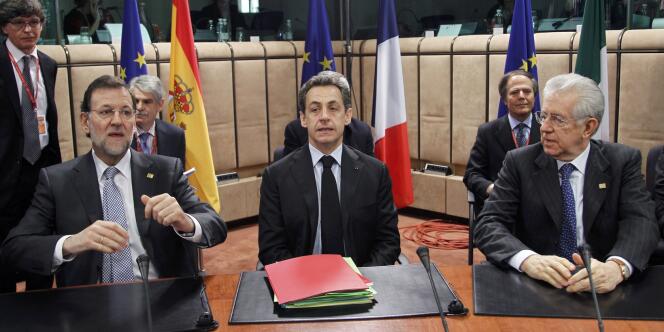 Nicolas Sarkozy avec Mariano Rajoy (G) et Mario Monti (D) à Bruxelles, vendredi 2 mars, avant la signature du 