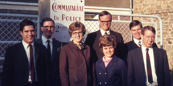 Mitt Romney, à gauche sur la photo, en 1968, à Limoges, avec un groupe de missionnaires Mormons.