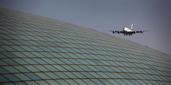 Un Airbus A380 de la compagnie Emirates Airlines, en approche de l'aéroport de Pékin, le 6 mars 2012.