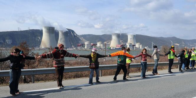 Formation d'une chaîne humaine devant la centrale nucléaire de Cruas, le 11 mars.