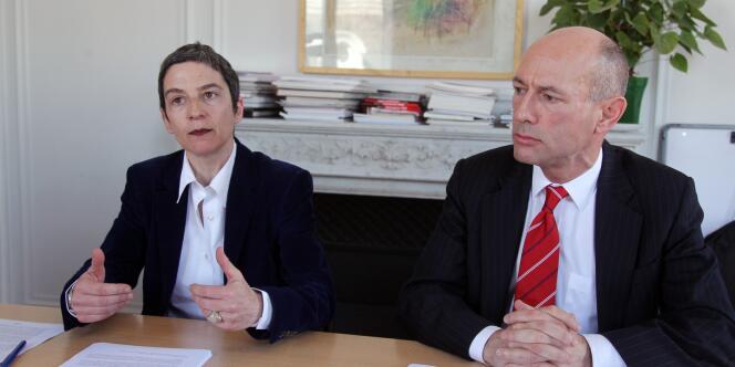 Caroline Mecary, l'avocate du couple, et Robert Wintemute, professeur au King College de Londres, lors d'une conférence de presse le 15 mars 2012 à Paris. 