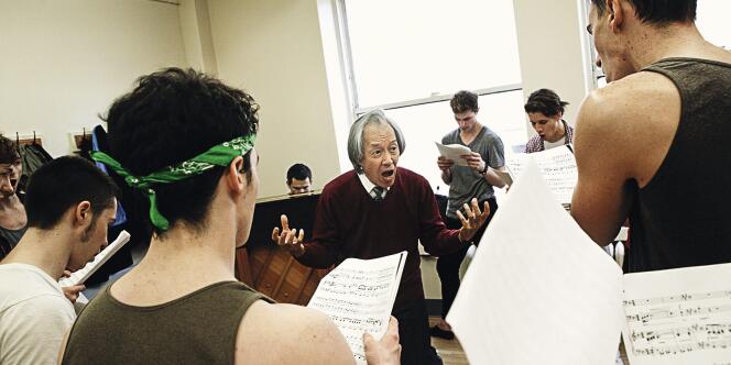 Le directeur musical Donald Chan motive les troupes avant l'épreuve de chant individuel. Photo: Beatrice de Gea pour M Le magazine du Monde