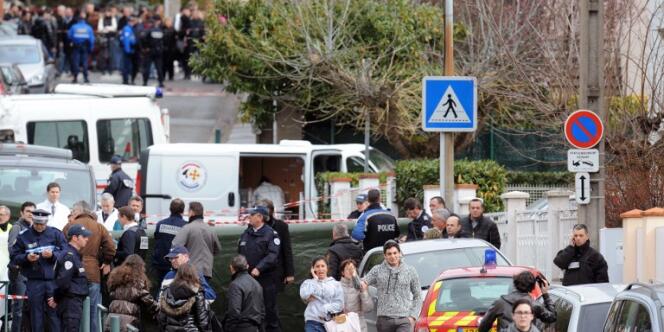 Sur les lieux de la tuerie lundi 19 mars, devant l'école Ozar Hatorah à Toulouse.