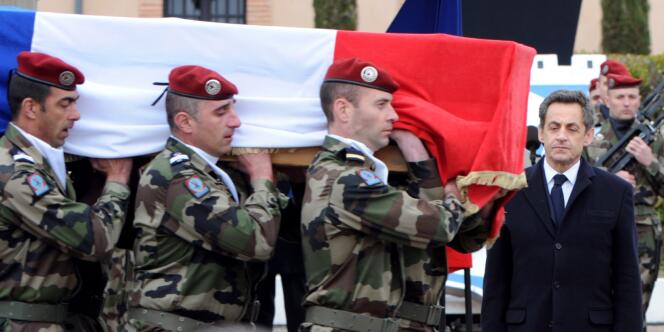 Nicolas Sarkozy rendant hommage aux trois militaires assassinés, le 21 mars 2012.