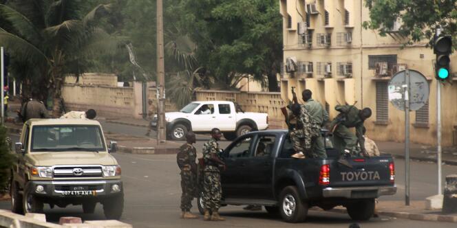 Des militaires maliens dans les rues de Bamako, le 21 mars 2012.