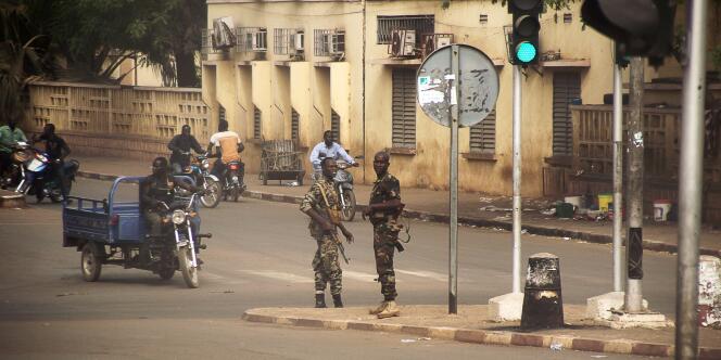 Soldats putschistes à Bamako, mercredi 21 mars 2012.
