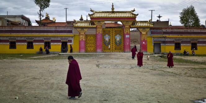 Des moines bouddhistes devant le monastère de Kirti, dans la ville de Ngaba, en octobre 2011.