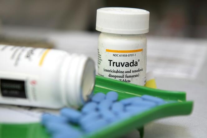 La PrEP consiste en un comprimé qui associe deux antirétroviraux : l’emtricitabine et le ténofovir disoproxil. Initialement, ce médicament a été commercialisé sous la marque Truvada.