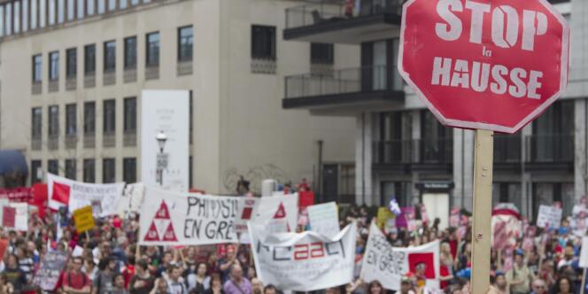 Des milliers d'étudiants protestent contre l'augmentation des frais de scolarité à Montréal, au Québec, le 22 mars. 