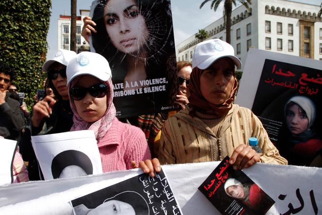 Manifestation le 17 mars 2012 à Rabat pour dénoncer la mort d'Amina Al-Filali. La jeune femme s'était suicidée après avoir été contrainte d'épouser l'homme qui l'avait violée.