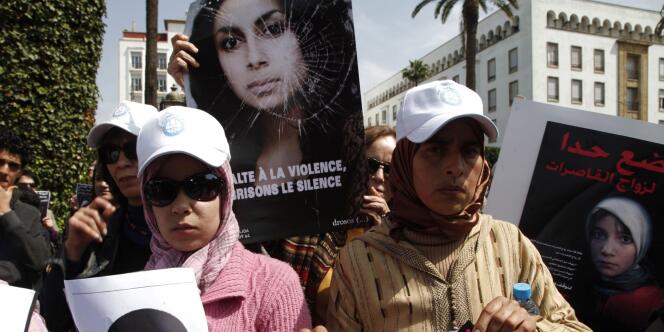 Manifestation le 17 mars 2012 à Rabat pour dénoncer la mort d'Amina Al-Filali. La jeune femme s'était suicidée après avoir été contrainte d'épouser l'homme qui l'avait violée.