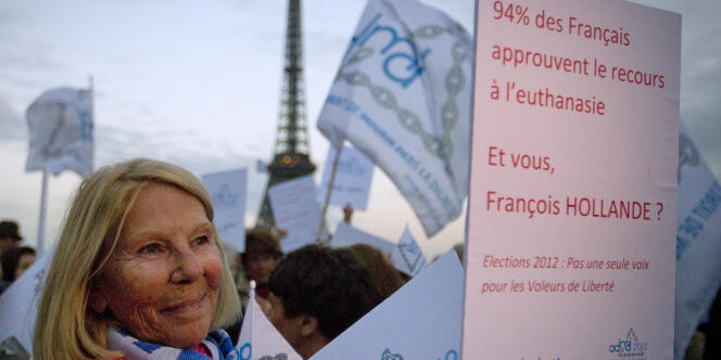 Manifestation en faveur de l'euthanasie, le 2 novembre 2011 devant la Tour Eiffel à Paris.