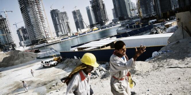Des travailleurs migrants sur un chantier qatari.