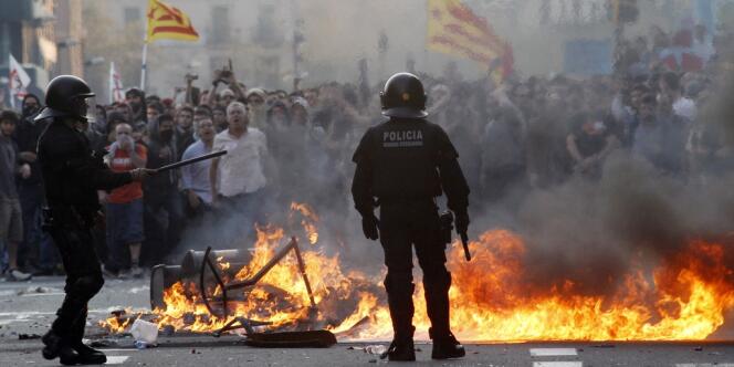A Barcelone, des violences ont éclaté entre policiers et groupes de jeunes.
