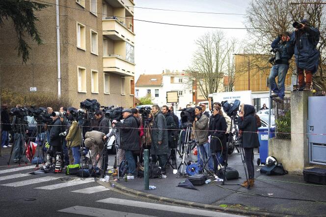 Le 21 mars, le jour  Journalistes alignés derrière le cordon de CRS, photographes juchés sur leur perchoir de fortune, l'attente, cité Belle Paule, à Toulouse, s'annonce déjà longue. -