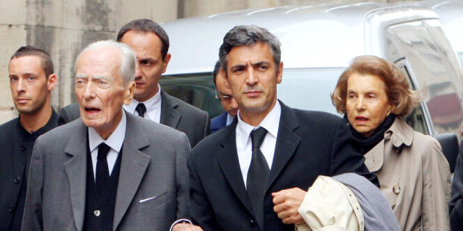De gauche à droite : André Bettencourt, son majordome Pascal Bonnefoy, et Liliane Bettencourt à Paris, en juillet 2007.