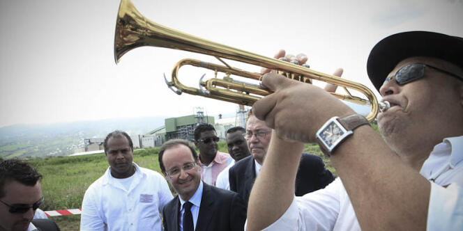 Le candidat socialiste, François Hollande, à Saint-Denis de La Réunion, dimanche 1er avril.