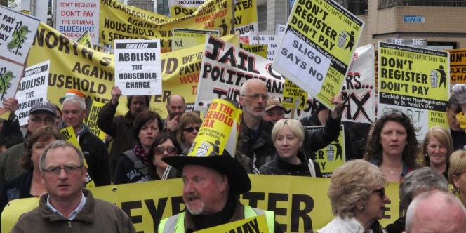 Les Irlandais manifestent contre la nouvelle taxe d'habitation, le 31 mars à Dublin. 