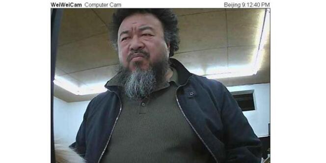Ai Weiwei devant l'une de ses webcams, mardi matin.