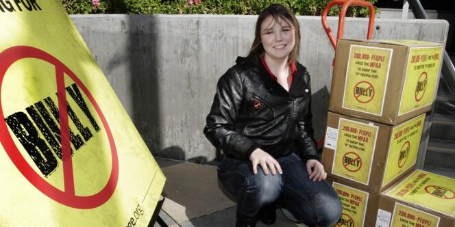 La lycéenne Katy Butler avec sa pétition à Los Angeles, le 7 mars 2012.